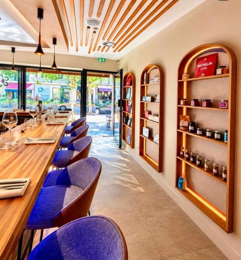 La salle du Bris'Art Culinaire, ses niches éclairées et sa grande table en bois