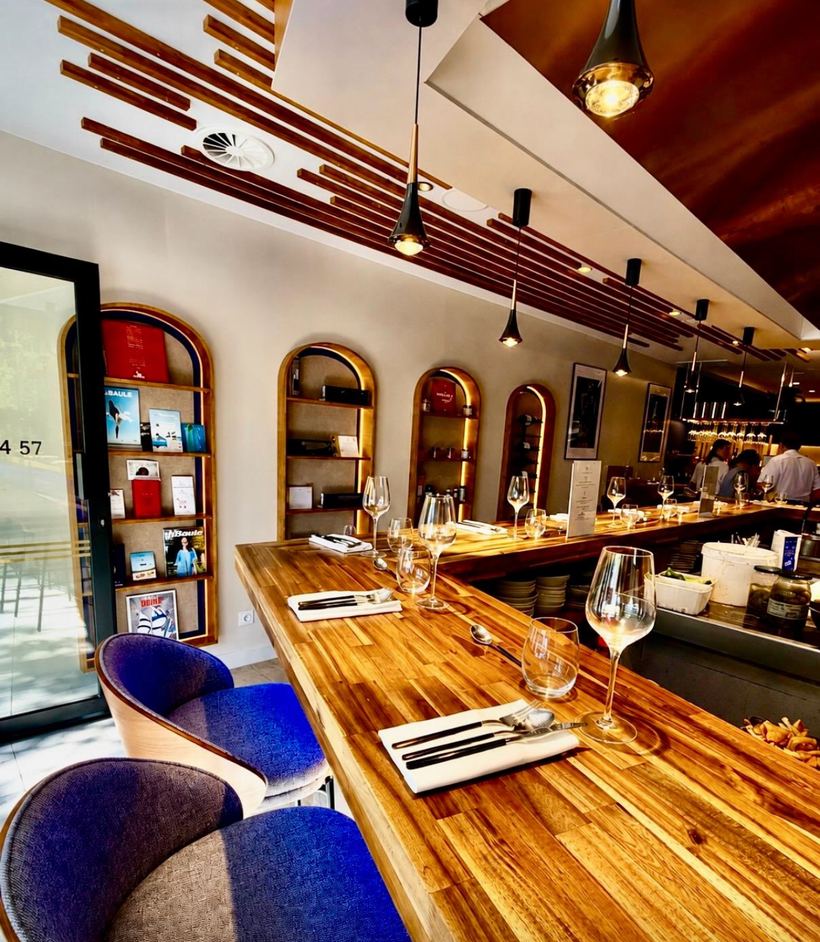 Le comptoir face à la cuisine ouverte, verres dressés